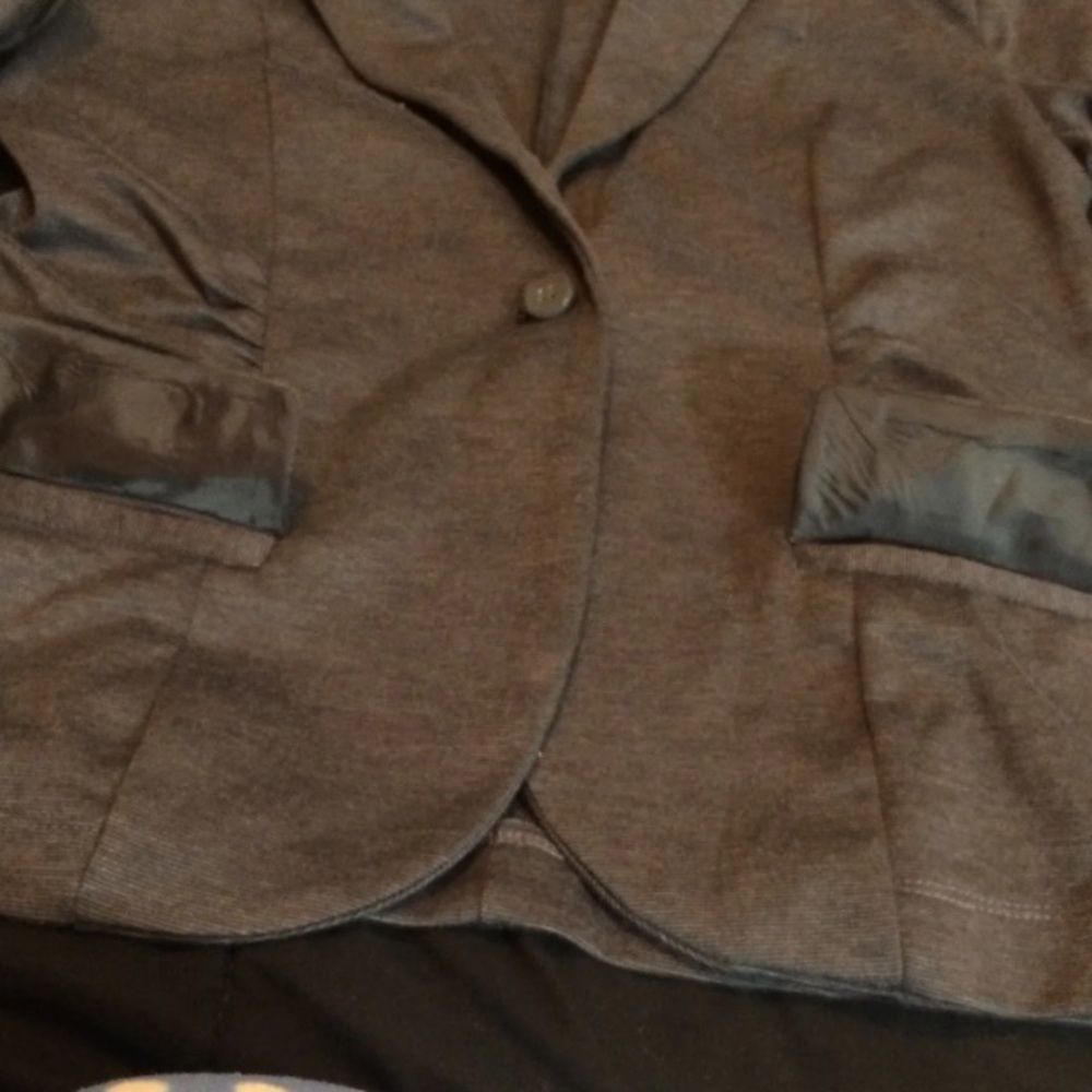 Grey jacket. - Picture 6 of 9
